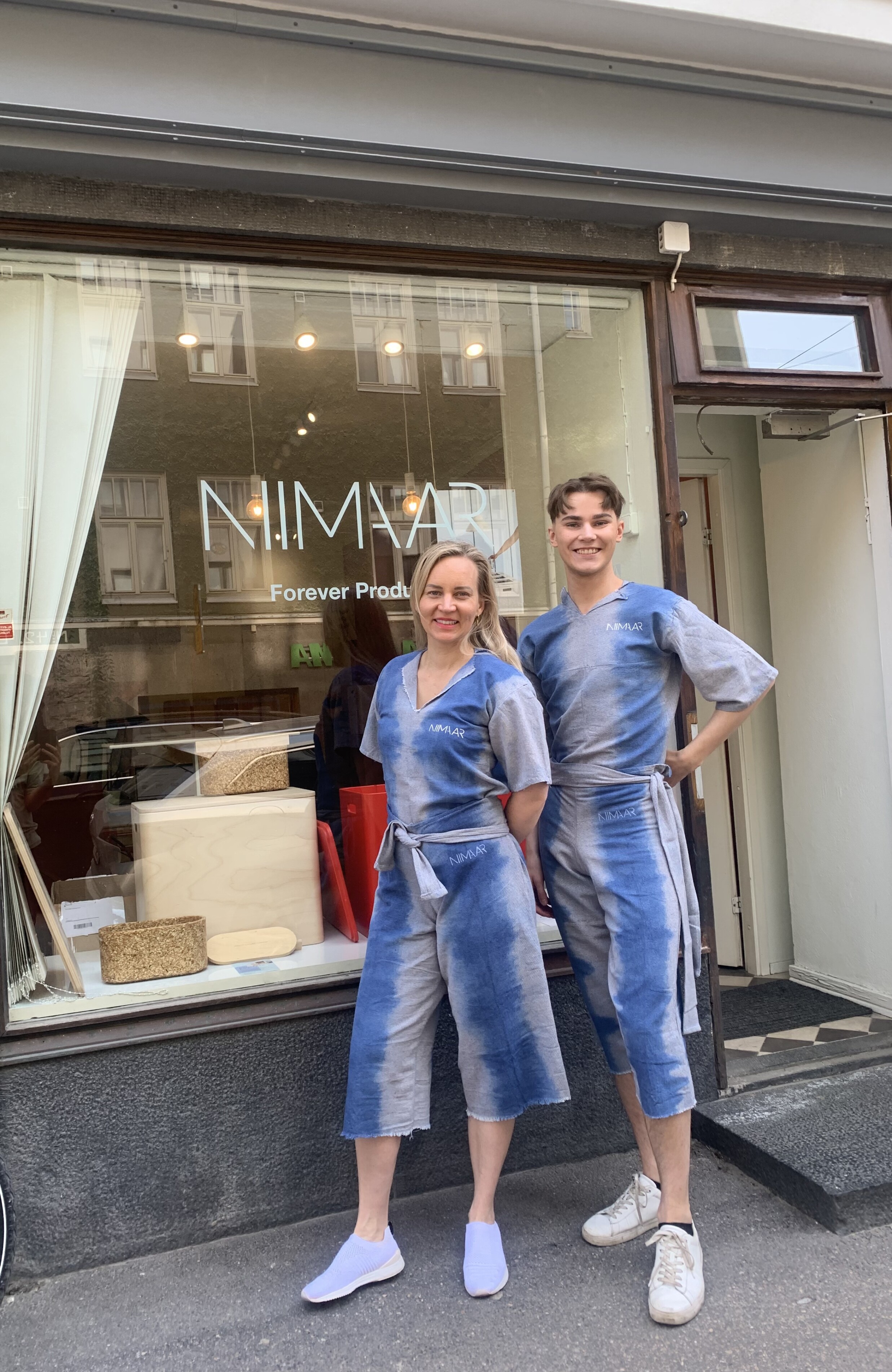 Enni Karikoski ja Eero Brandt päällään kuluttajien poistotekstiileistä tehdyt asut